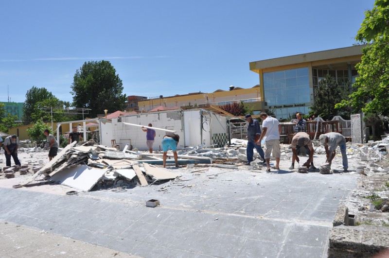 Primăria Constanţa a trecut la demolări. Prima pe listă: extinderea de la Palm Beach Primăria Constanţa a trecut la demolări. Prima pe listă: extinderea de la Palm Beach