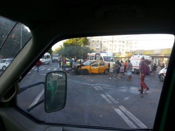 Impact în intersecţie, la Constanţa: două maşini făcute praf din cauza unui taximetrist neatent!