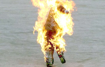 Un bărbat şi-a dat foc în fața Primăriei Constanța