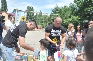 Vedetele galei Superkombat au oferit daruri copiilor de la Centrul de Plasament „Micul Rotterdam“
