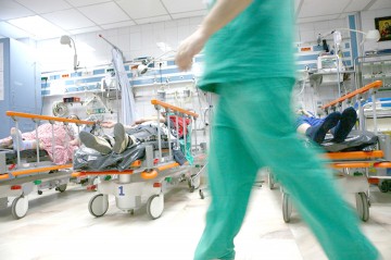 Un minor a fost lovit de o maşină: era fugărit de un om al străzii, cu o bâtă!