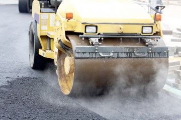 Nădrag anunţă că va termina asfaltarea a 10 km până în august