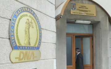 Procurorul trimis în judecată după ce a luat şpagă un viţel a fost suspendat din funcţie