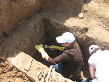 Noi descoperiri arheologice importante la Mangalia: oseminte, monede de bronz constantiniene, fragmente ceramice şi bijuterii!
