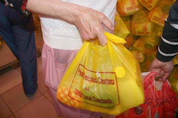Primăria distribuie pachete cu alimente nevoiaşilor din Constanţa