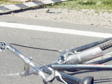 Un biciclist minor, lovit de o maşină