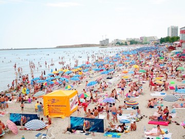 Cercetată pentru furtul unui telefon de pe plajă