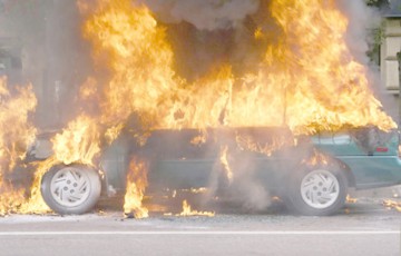 Autoturism în flăcări, lângă blocurile ANL