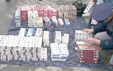 Contrabandişti de ţigări după gratii!