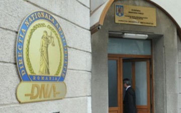Procurorul trimis în judecată după ce a luat şpagă un viţel a fost suspendat din funcţie