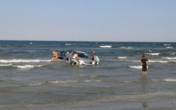 Când te dai cocoş cu maşina din dotare: un bolid, blocat în mare la Năvodari