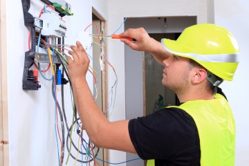 Topul salariilor din România: un electrician câştigă 143.000 de euro pe lună!