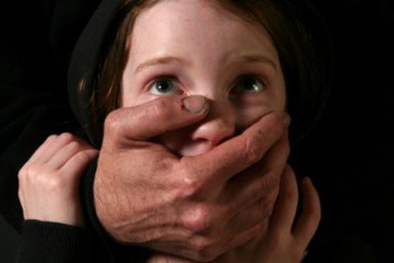 Bărbatul din Murfatlar care şi-a violat nepoţica de 10 ani rămâne după gratii