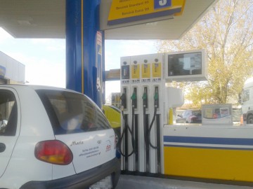 Benzina a depăşit preţul motorinei