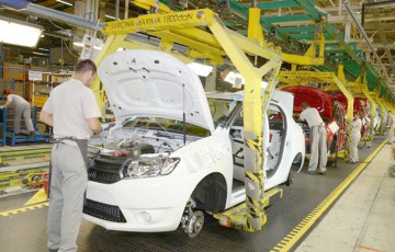 Sute de angajaţi ai Dacia Renault stau la coadă pentru a fi disponibilizaţi