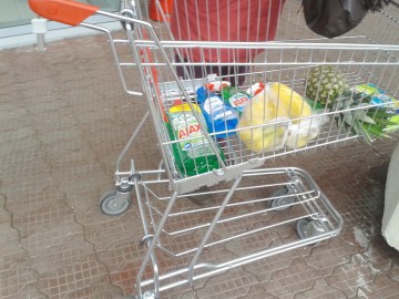 Supermarketurile, obligate să afişeze preţurile cu trei luni înainte şi după scăderea TVA
