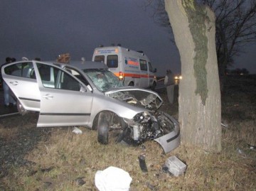 A intrat cu maşina în copac, la ieşire din Corbu: printre răniţi este şi o fetiţă de 2 ani