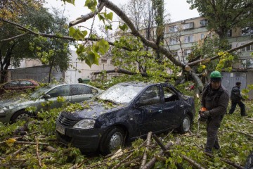 Cod galben de ploi şi intensificări ale vântului: constănţenii sunt rugaţi să nu-şi lase maşinile lângă copaci!