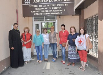 Nevoiaşii din Năvodari, sprijiniţi de Crucea Roşie şi angajaţii Primăriei
