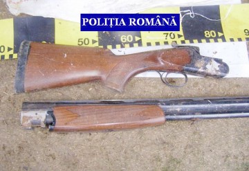 Poliţiştii „au împuşcat” mai multe arme deţinute ilegal, la o singură percheziţie