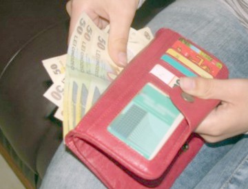 Angajata unui magazin a furat portofelul şi telefonul mobil unui client