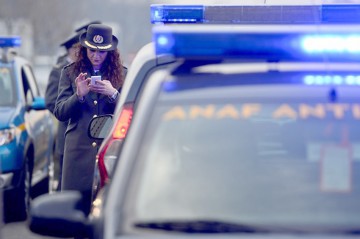 ANAF și DIICOT au dat năvală peste doi turci care comercializau marfă fără acte de proveniență