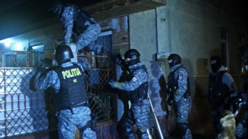 Mascații au dat năvală peste traficanții de canabis din Constanța! Mai mulți tineri au fost arestați!