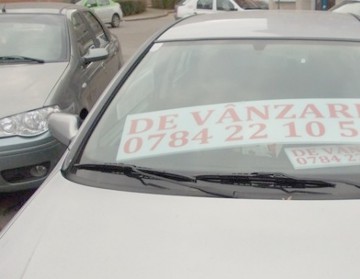 Şoferii care îşi pun în geam afişe cu „De vânzare” riscă amenzi drastice