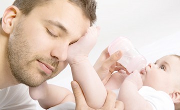Concediul paternal, prelungit la zece zile