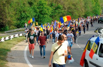 ZIUA 3. Marșul Tinerilor Moldovei PE JOS de la Chișinău la București: „Dodonel, venim!”