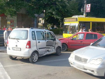 Neatenţia costă scump: şoferul autoturismului lovit în intersecţia Tomis cu Soveja se gândeşte cu groază la reparaţii!