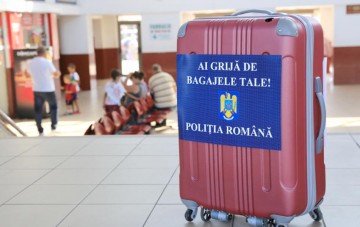 Poliţiştii şi „Marcel” - geamantanul vorbitor au întâmpinat turiştii în Gara Constanţa