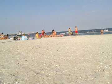 Furt pe plajă: o tânără a rămas fără lănţişor!
