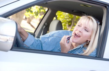 Două şoferiţe neatente au accidentat doi pietoni în Constanţa