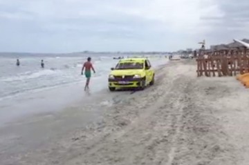 Taximetristul care a intrat cu maşina pe plajă, amendat cu 15.000 de lei