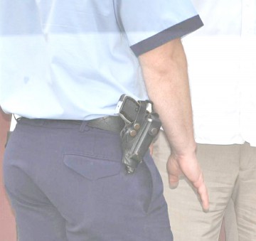 Exclusiv! FOCURI de armă la Ion Corvin: un poliţist a fost ameninţat cu SABIA!