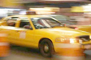 Neatenţia la volan face victime: tânără, rănită în taxi, în Mamaia