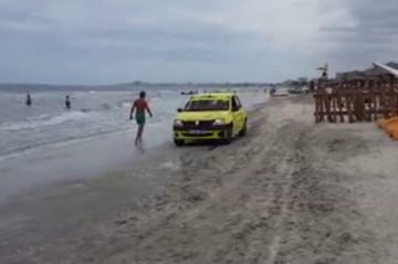 Tupeu! Cu taximetrul pe plajă, în Mamaia