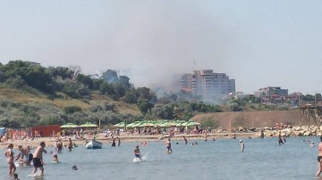 Incendiu în zona plajei Modern: turiştii au intrat în panică!