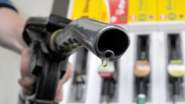 Petrolul scade sub 50 de dolari barilul
