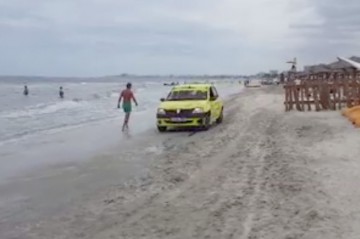 Cea mai scumpă cursă: Taximetristul care a intrat cu maşina pe plajă, amendat cu 15.000 de lei