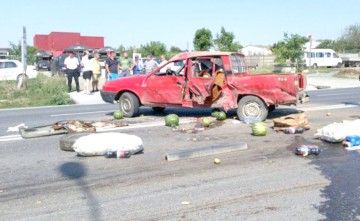 Răniţi şi o şosea acoperită de fructe şi sucuri, după un accident rutier la Lumina