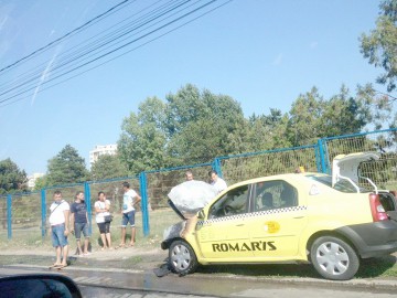 Un taxi de la Romaris a luat foc în Constanţa