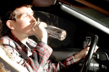 Beţi la volan şi fără permise de conducere, prinşi de poliţişti