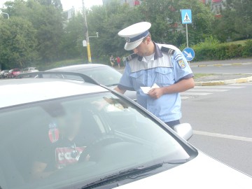Infracţiuni la regimul circulaţiei rutiere: şoferi prinşi fără permis
