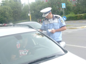 Prins la volan cu permisul suspendat 