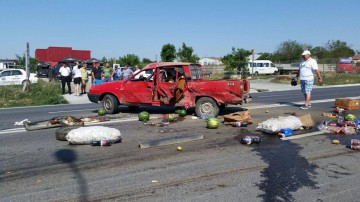 Accident rutier la Lumina: şosea acoperită cu fructe şi două persoane rănite