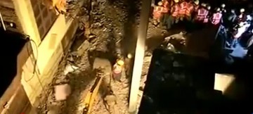 O clădire cu patru etaje s-a prăbușit în New Delhi! Patru persoane au murit