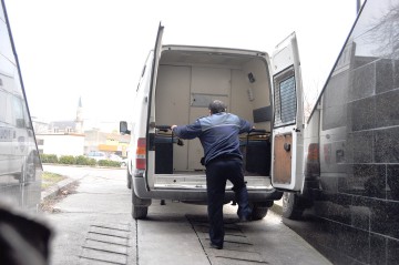 Mort de beat, s-a răsturnat cu maşina furată în zona unui club din Mamaia