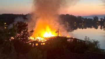 Incendiu devastator în Neptun: restaurantul Insula a ars ca o torţă, de la o ţigară